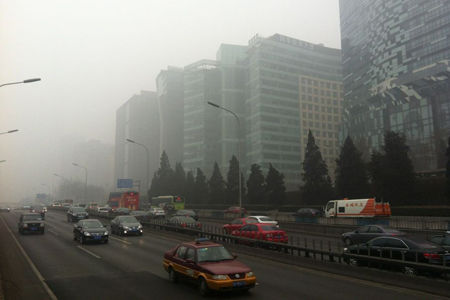 北京市气象台2月27日16时发布霾黄色和大风蓝色预警信号称，从27日傍晚到夜间平原地区将有能见度小于3公里的霾。图为28日早晨的东二环东直门桥。千龙网记者 吕峥摄